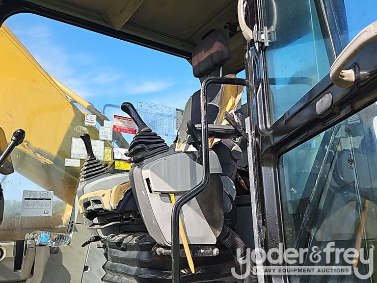 2015-caterpillar-329fl-image-42