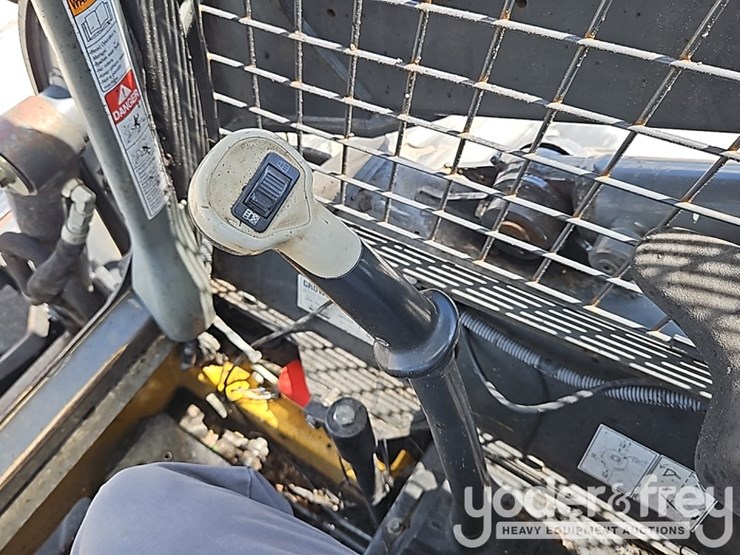 2015-new-holland-l230-image-21