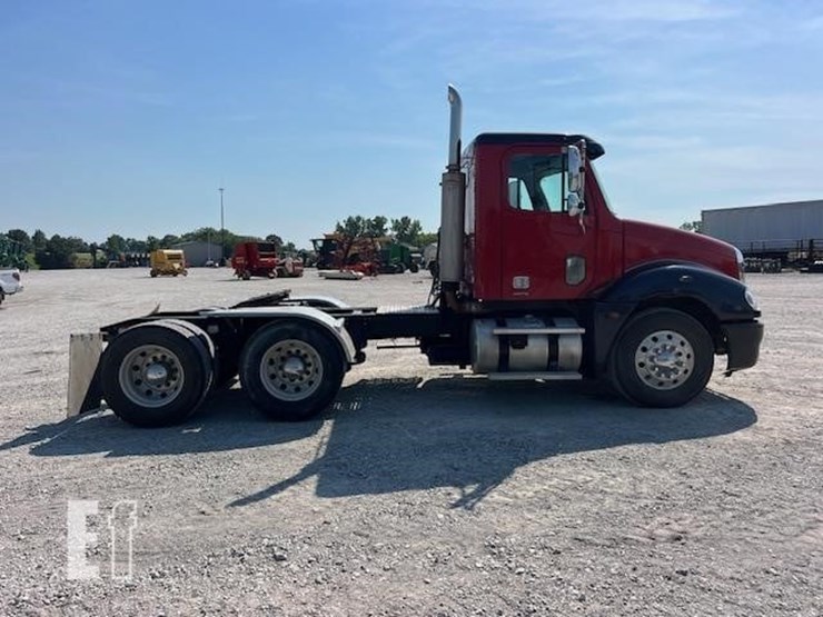 2006-freightliner-columbia-120-image-10