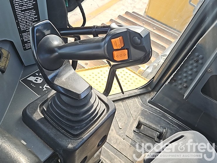 2022-deere-750l-image-33