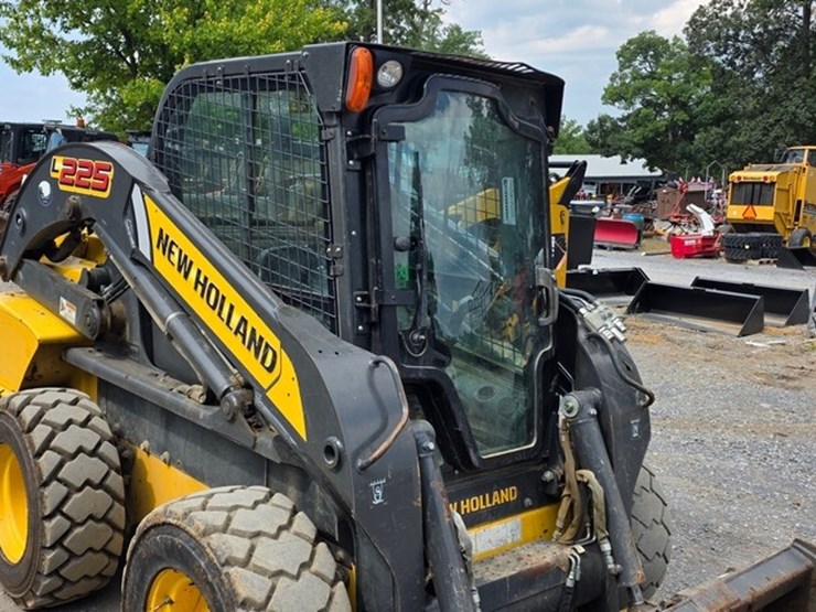 new-holland-l225-image-7