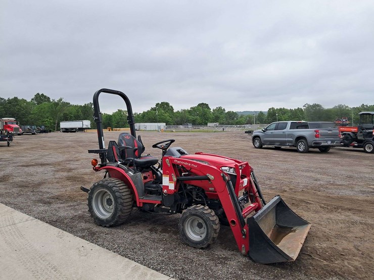 2022-mahindra-max25xlh-4wd-tractor-image-2