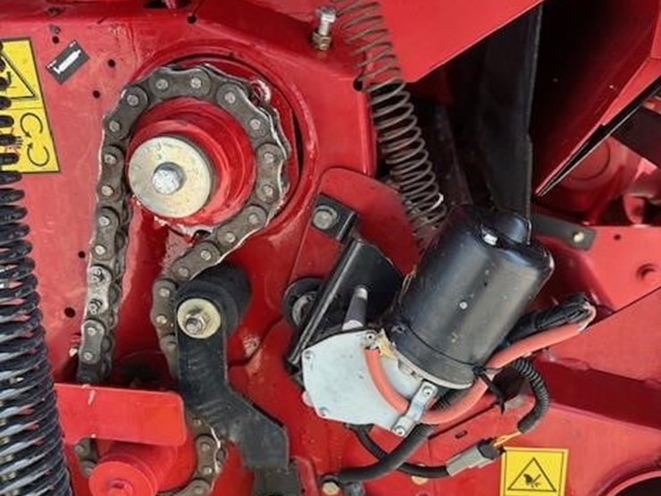 new-holland-roll-belt-560-image-17