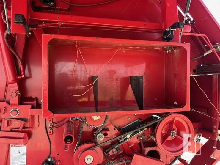 new-holland-br770a-image-16