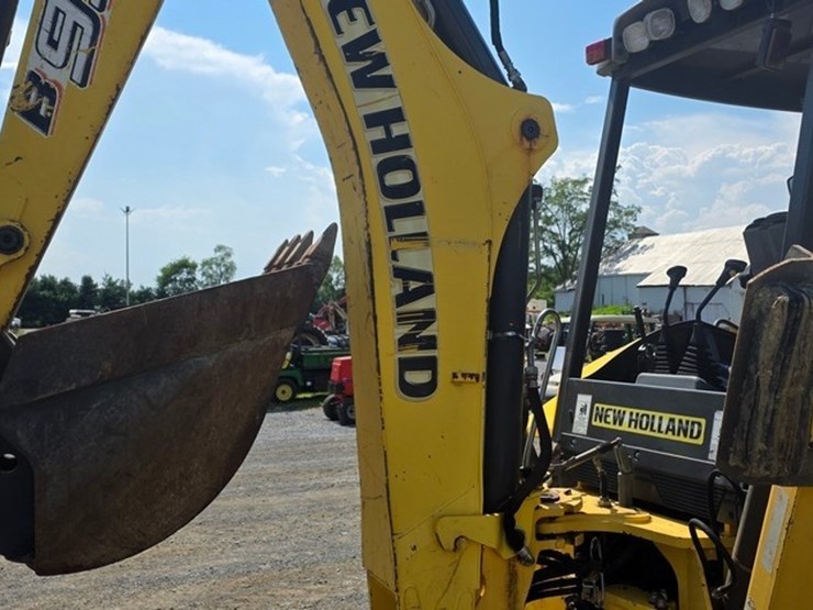 2011-new-holland-b95b-image-17
