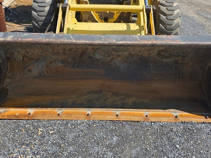 2011-new-holland-b95b-image-38