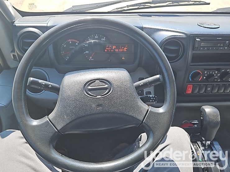 2019-hino-195-image-34