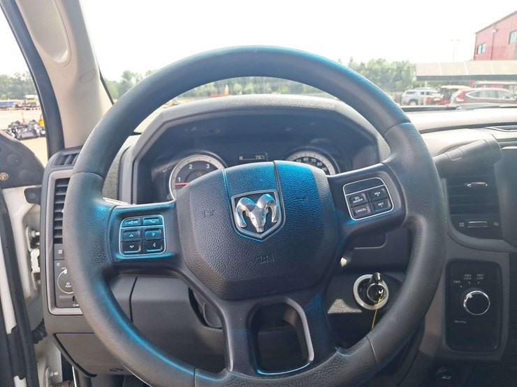 2016-ram-3500-crew-cab-pickup-image-18