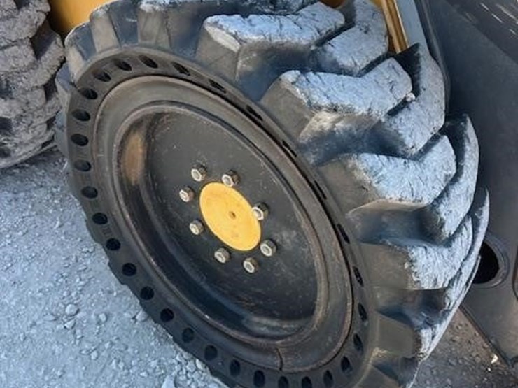 2015-deere-320e-image-8