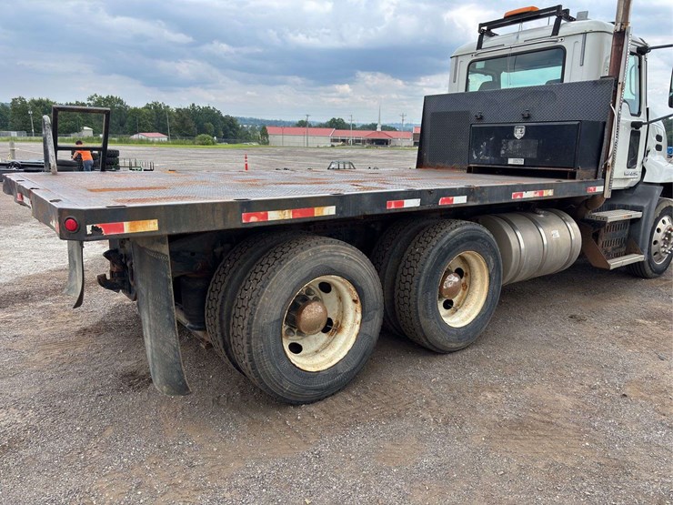 2009-mack-cxu-(pinnacle)-flatbed-truck-image-14