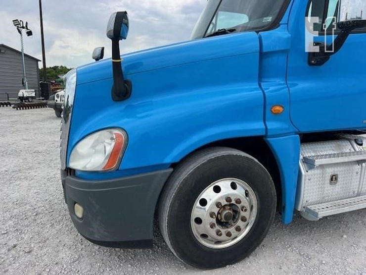 2013-freightliner-cascadia-113-image-19