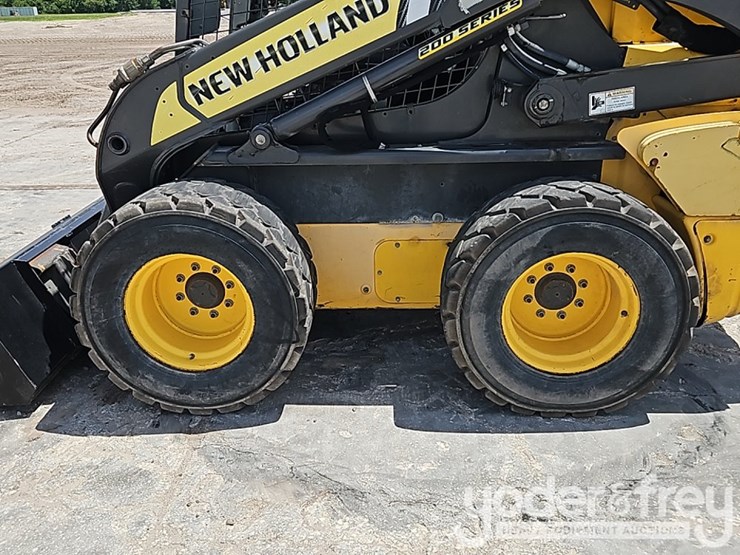 2015-new-holland-l230-image-15