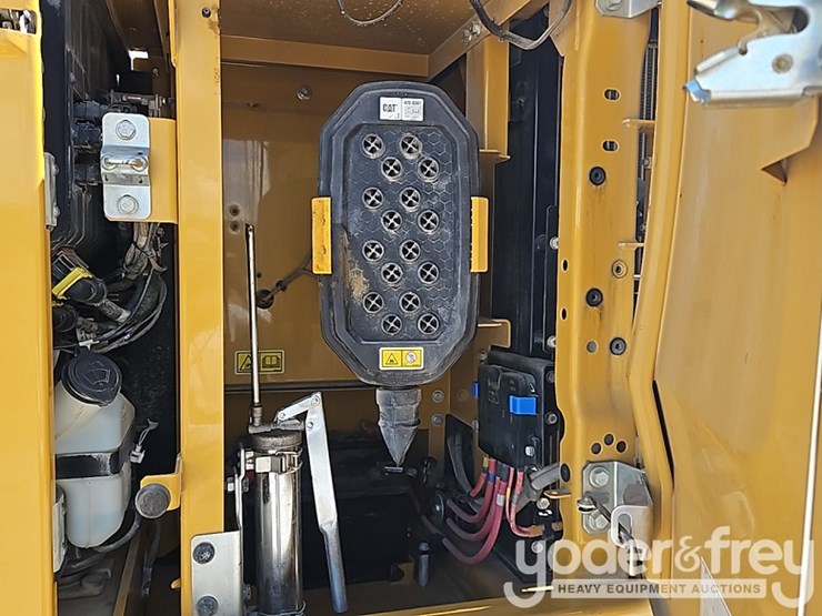 2022-caterpillar-320-image-29