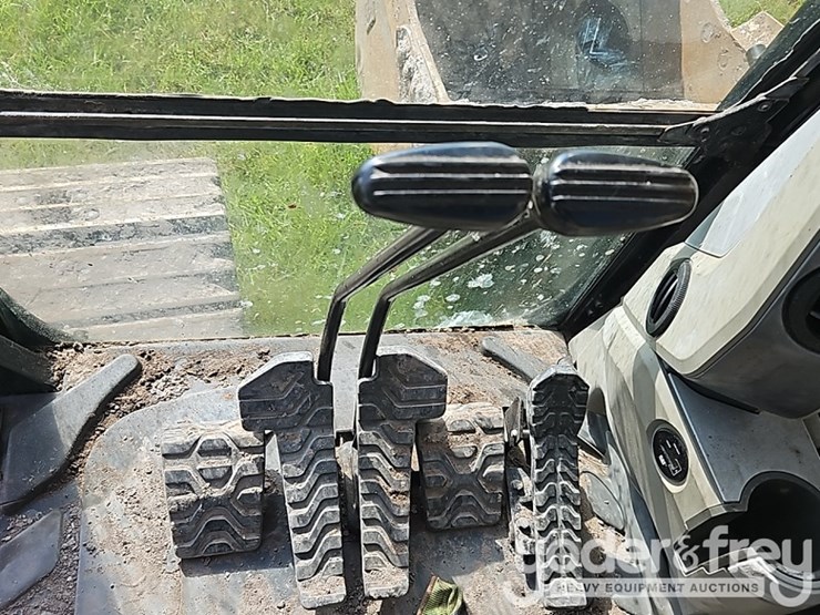 2015-caterpillar-329fl-image-48