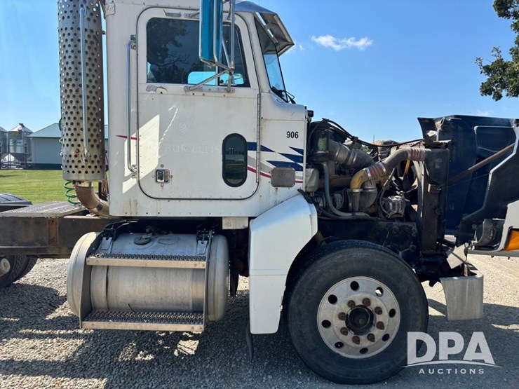 1999-peterbilt-385-image-54