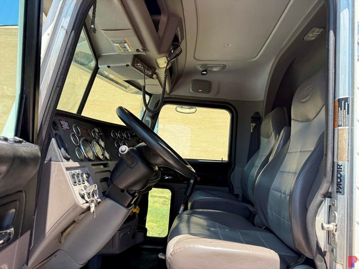 2015-peterbilt-367-image-5