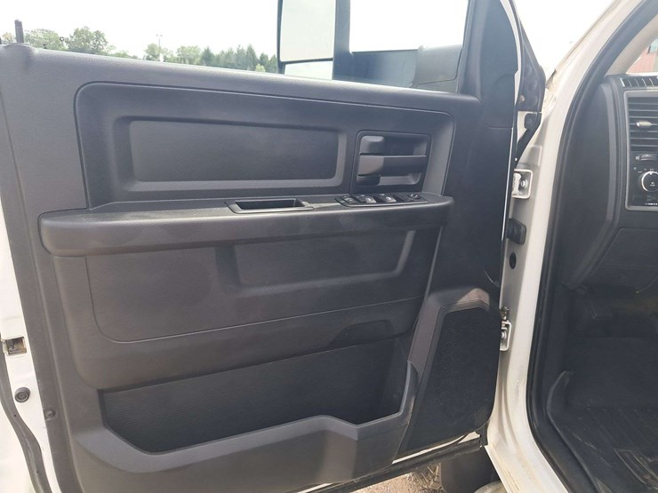 2016-ram-3500-crew-cab-pickup-image-14