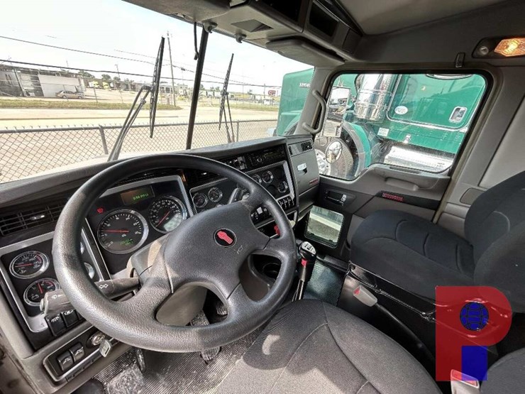 2013-kenworth-t800-image-13