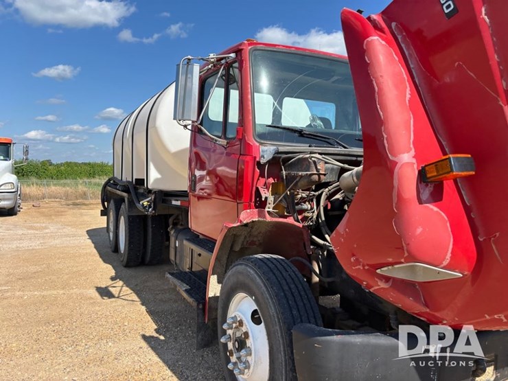 1995-freightliner-fl80-image-32