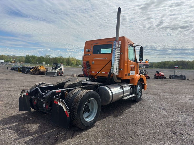 2007-volvo-vnm200-semi-truck-image-3