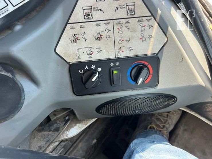 2023-bobcat-s770-image-30