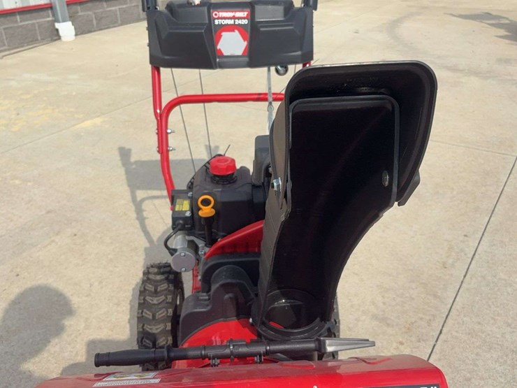 2022-troybilt-storm-2420-snowblower-image-11