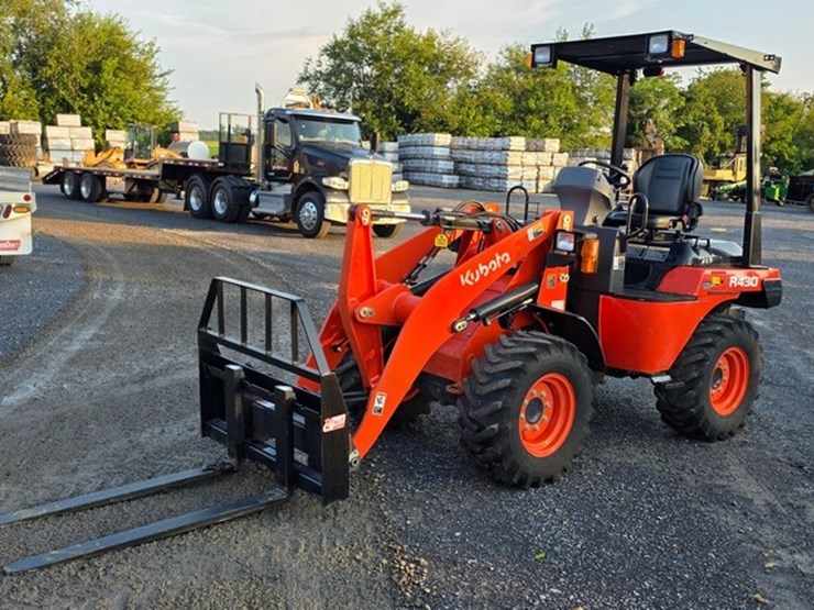 2023-kubota-r430-image-1