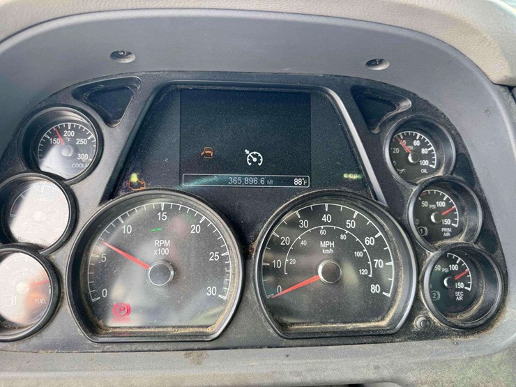 2016-peterbilt-567-image-44
