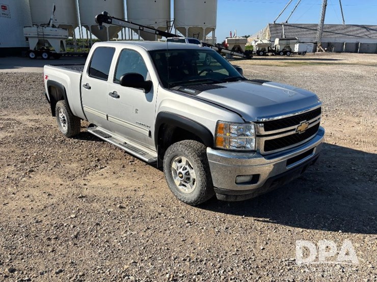2011-chevrolet-silverado-2500hd-lt-image-1