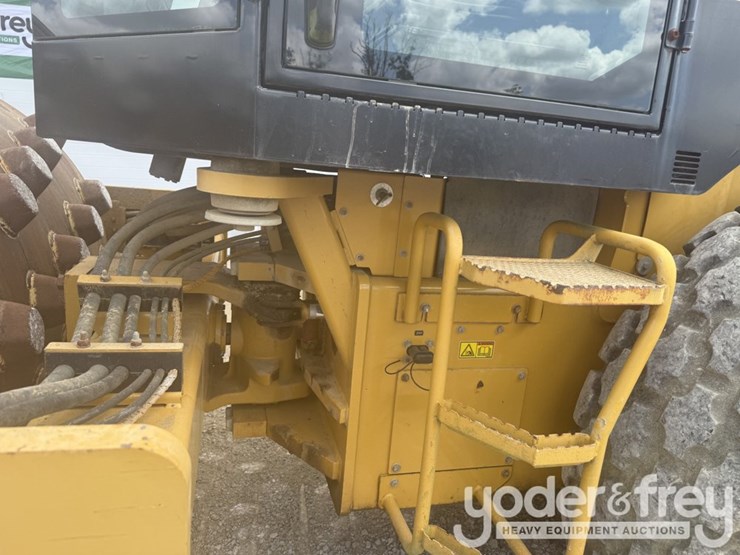 2014-caterpillar-cs54b-image-15
