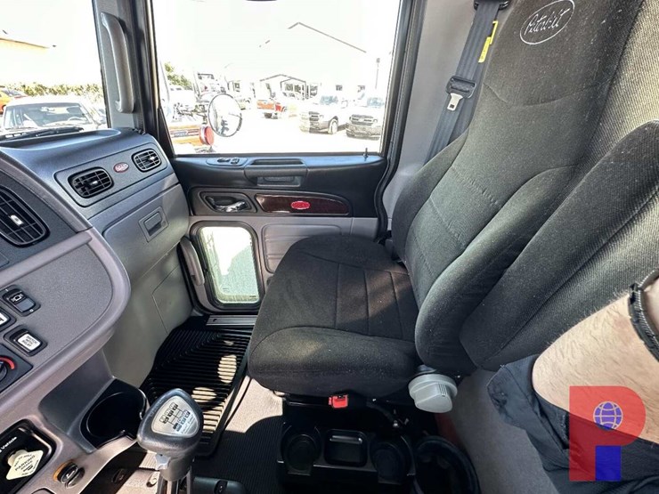 2014-peterbilt-388-image-16