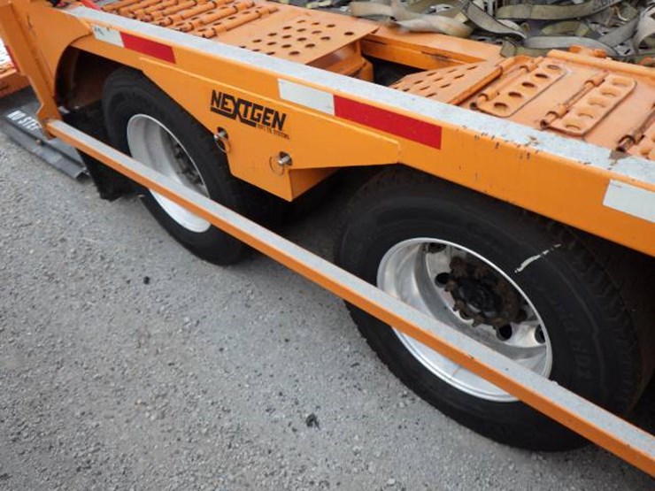 2020-freightliner-114sd-image-7