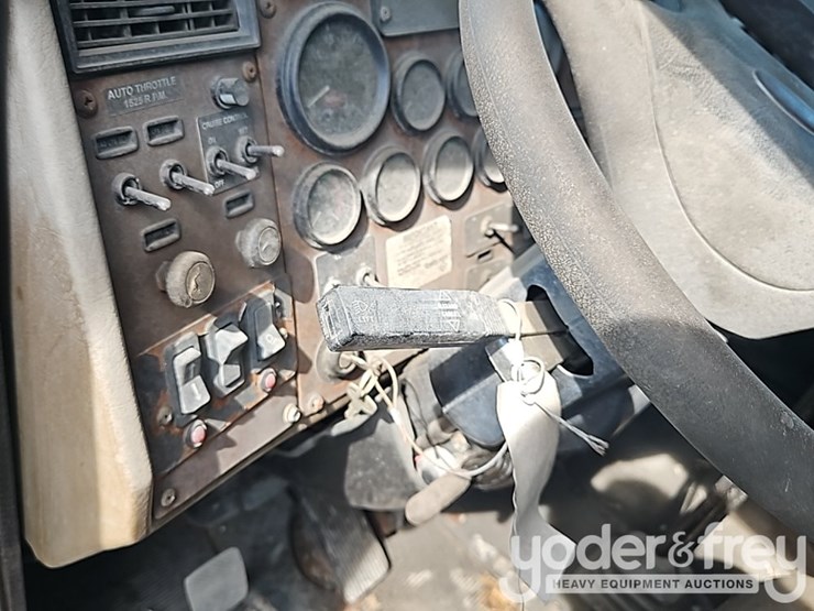 2002-peterbilt-330-image-30