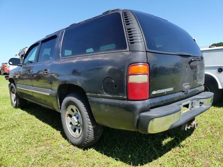 2004-chevrolet-suburban-image-4