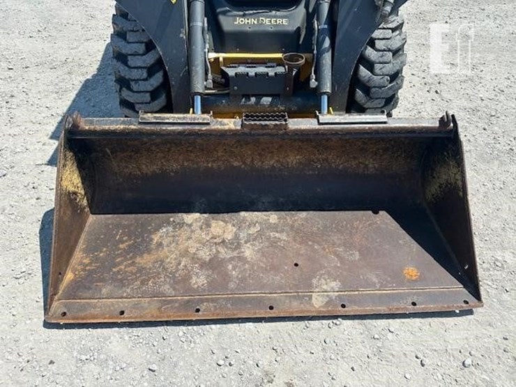 2015-deere-320e-image-17