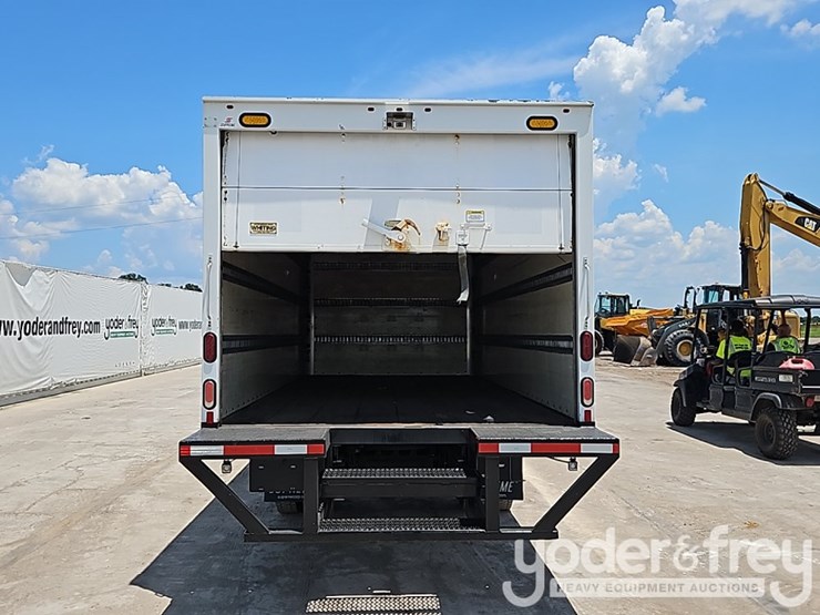 2019-hino-195-image-18