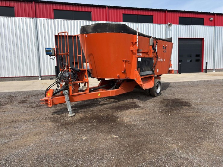 val-metal-b-max-630-cattle-feed-mixer-image-1
