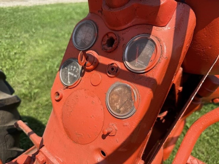 allis-chalmers-d17-tractor-image-13