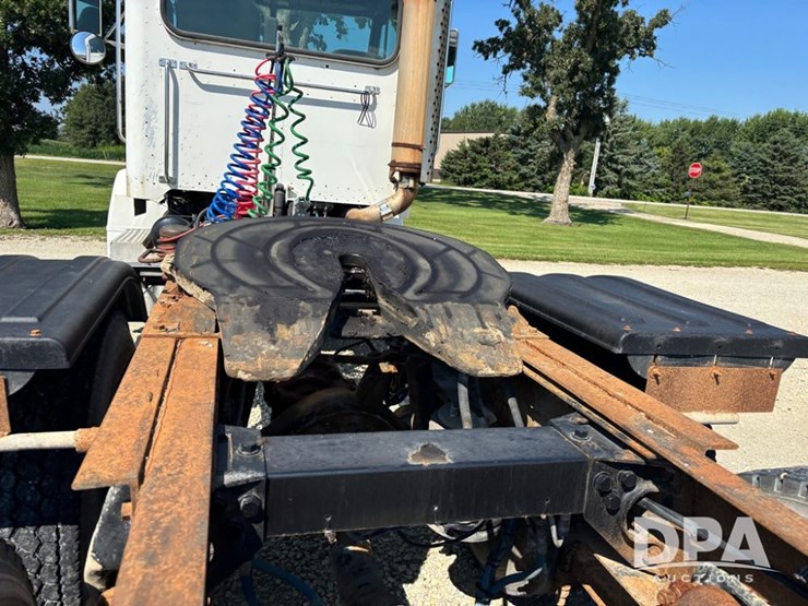 1999-peterbilt-385-image-44