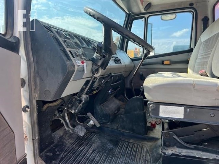 2003-freightliner-fl70-image-48
