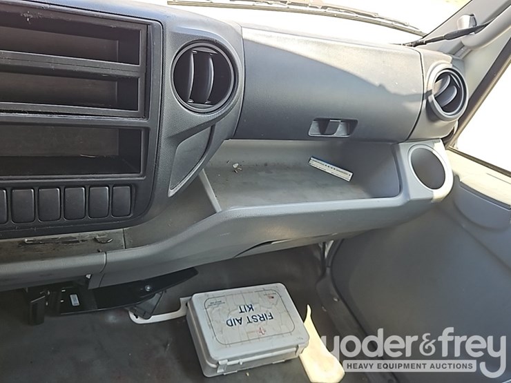 2019-hino-195-image-28