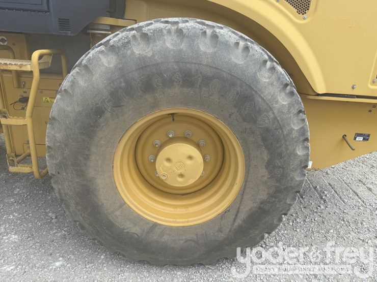 2014-caterpillar-cs54b-image-9