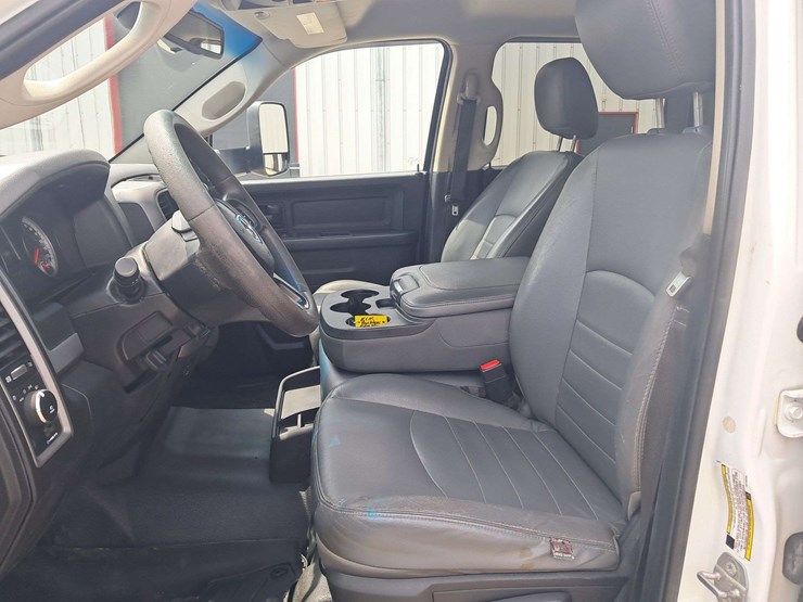 2016-ram-3500-crew-cab-pickup-image-12
