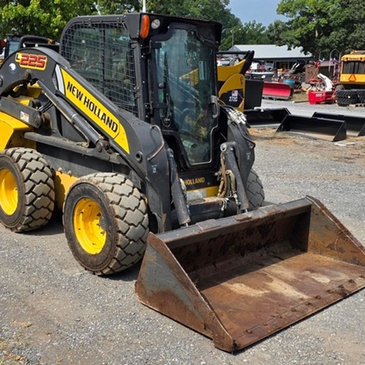 NEW HOLLAND L225