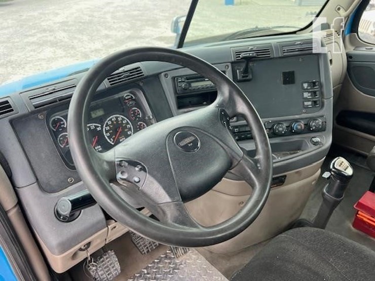 2013-freightliner-cascadia-113-image-43