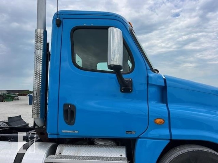 2013-freightliner-cascadia-113-image-14
