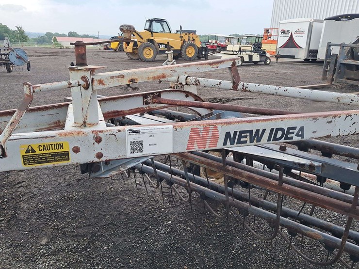 new-idea-roller-bar-hay-rake-(left)-image-5