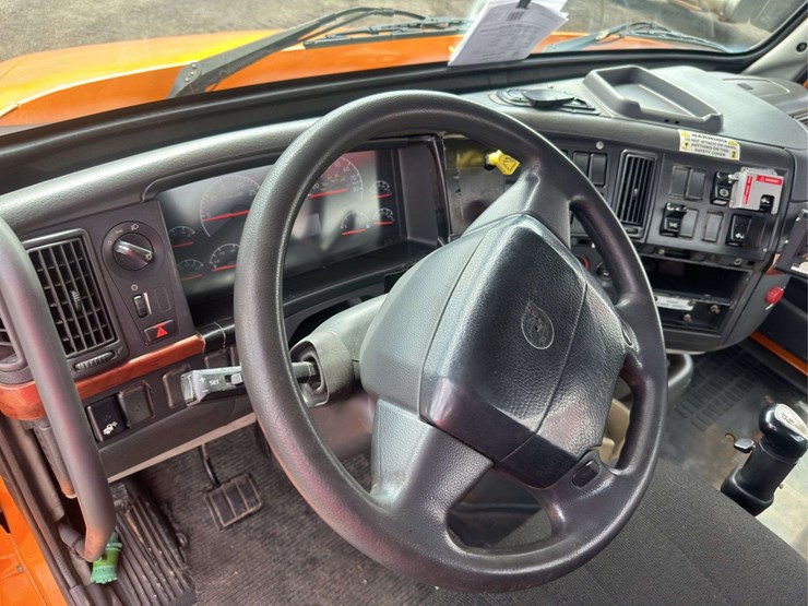 2007-volvo-vnm200-semi-truck-image-26