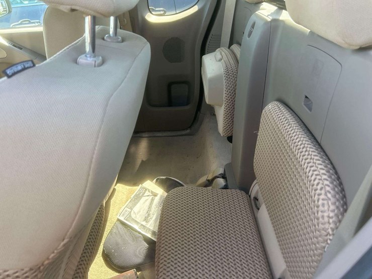 2015-nissan-frontier-sv-image-16