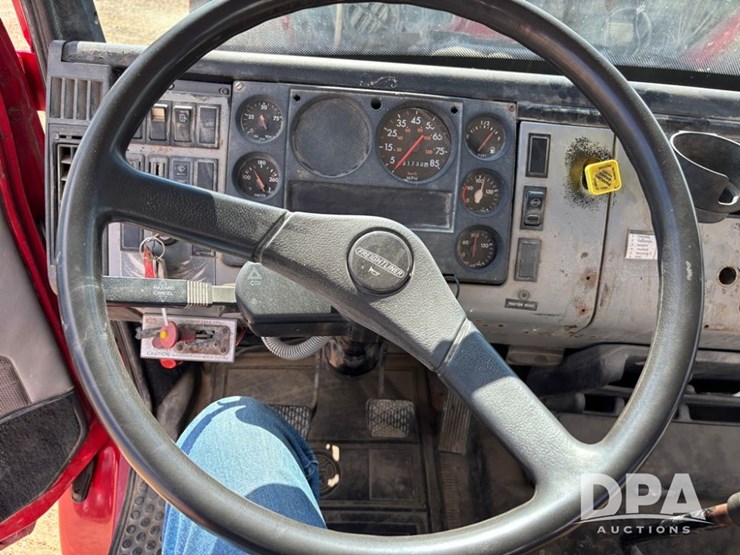 1995-freightliner-fl80-image-79